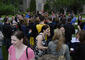 Alumni gather in the Ad Astra Garden for a microbrewery beer tasting.<em><span style=font-size:9pt;>&nbsp;Credit: A. Vincent Scarano</span></em>