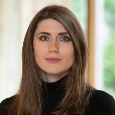Jennifer Carr Headshot