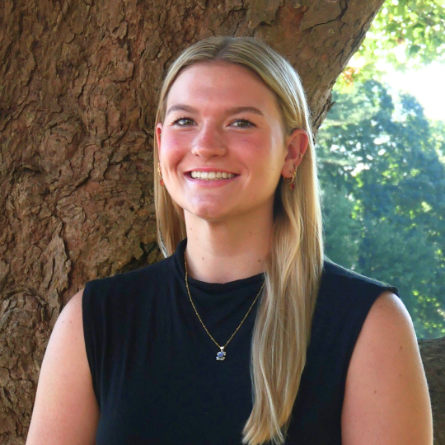 Ruth Schmidt ’27 Headshot