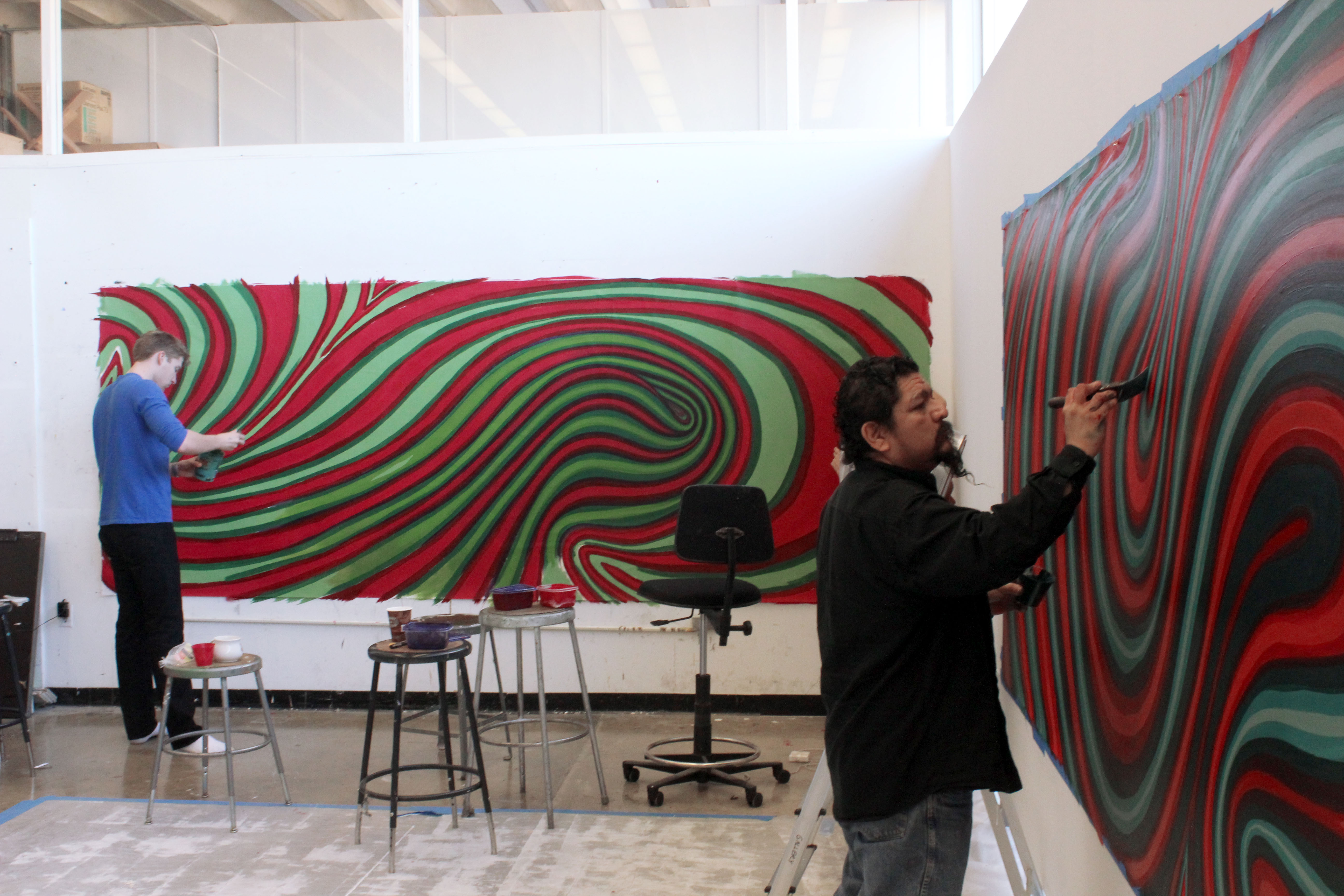 Visiting artist Alex Rubio works with students