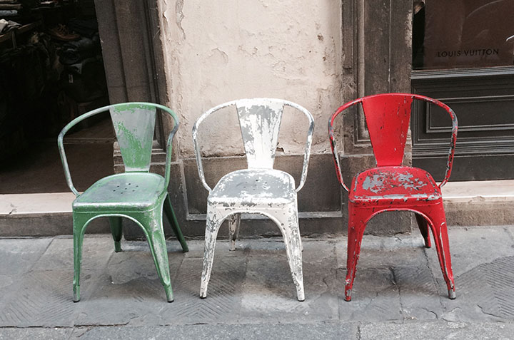 Three chairs, the colors of the Italian flag