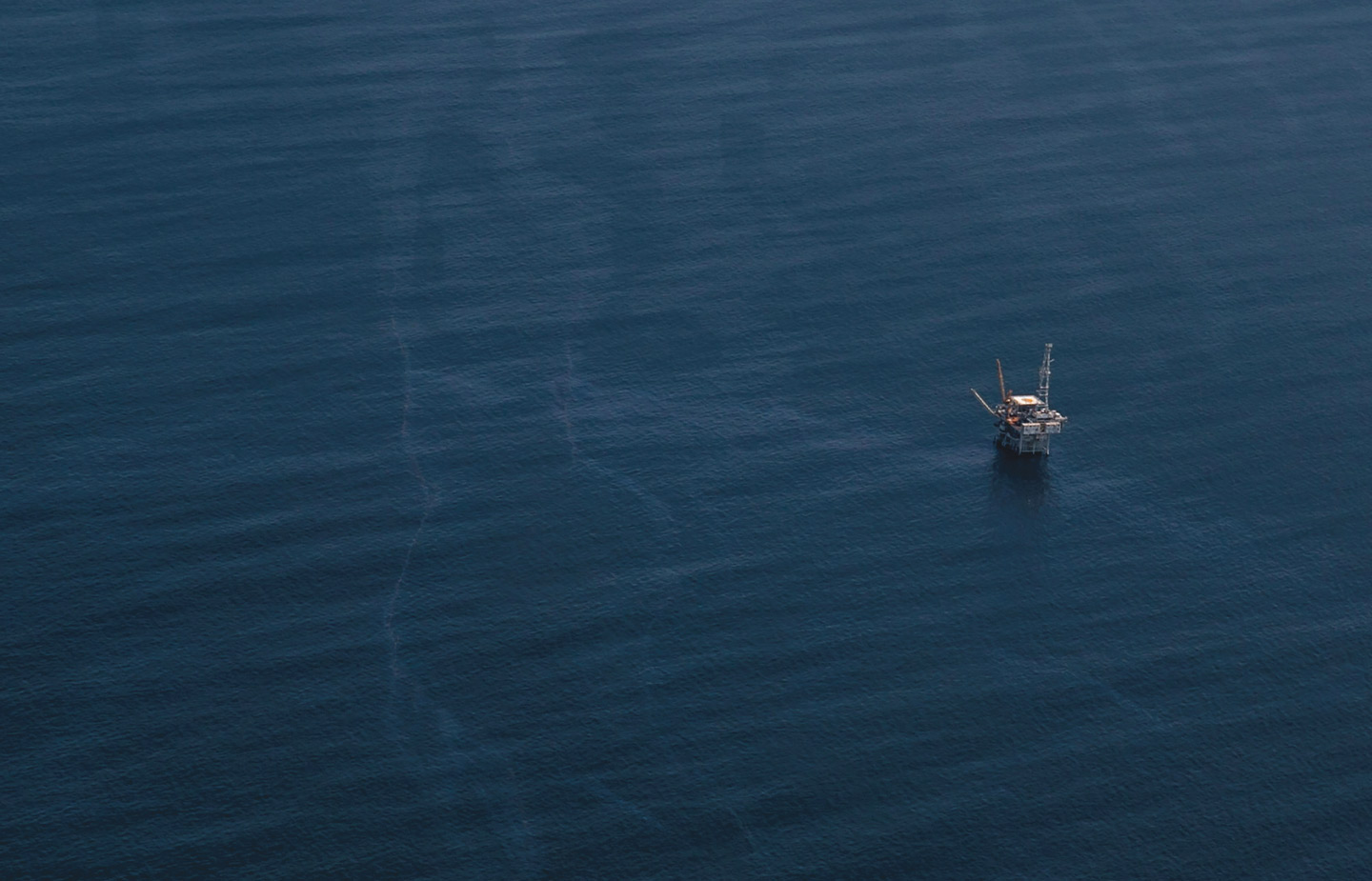 Image of oil rig in the middle of the ocean