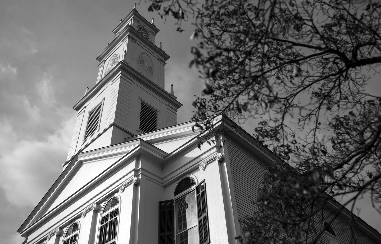 The exterior of the First Church of Christ Simsbury, where Martin Luther King Jr. visited in the summer of 1947.