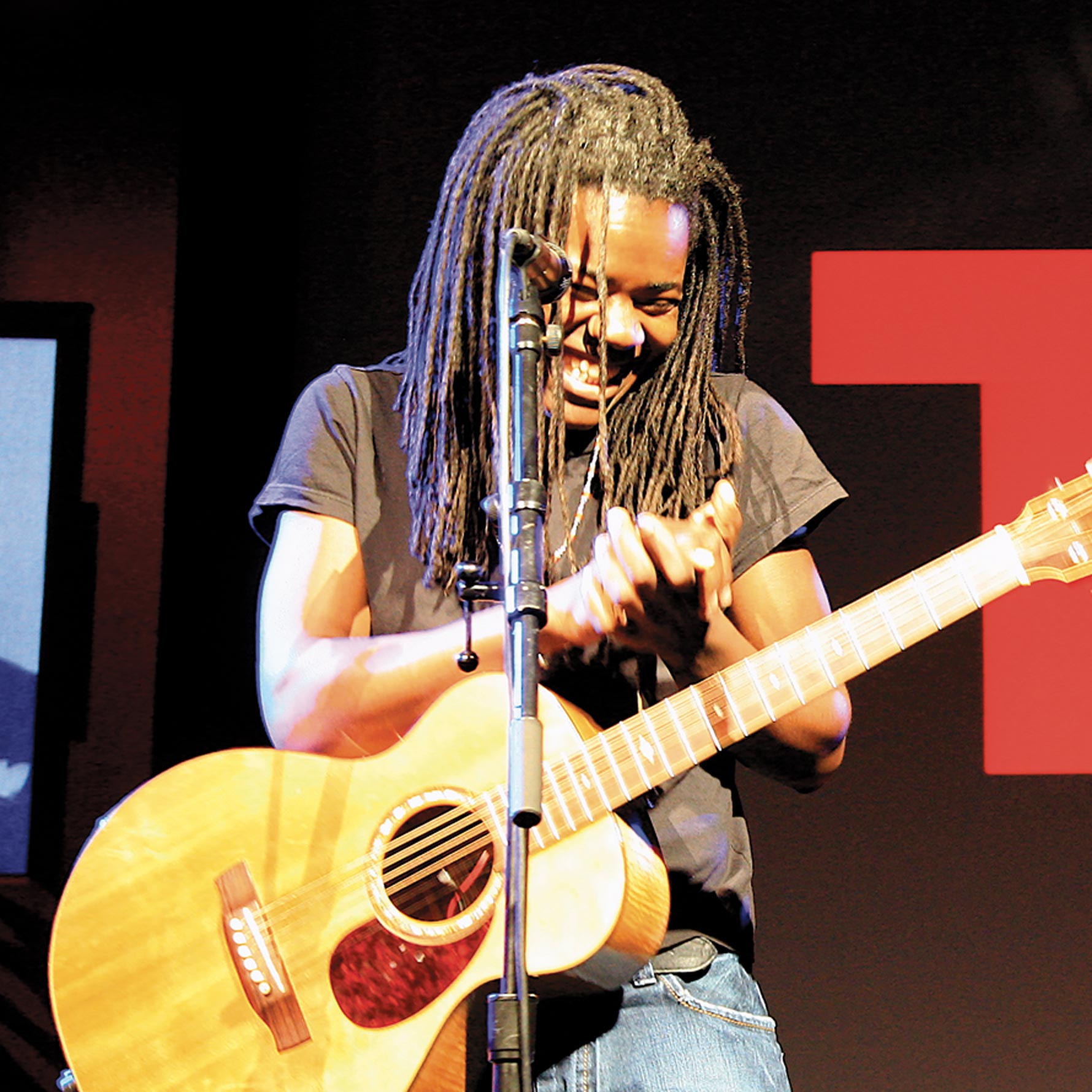 Image of Tracy Chapman on stage smiling