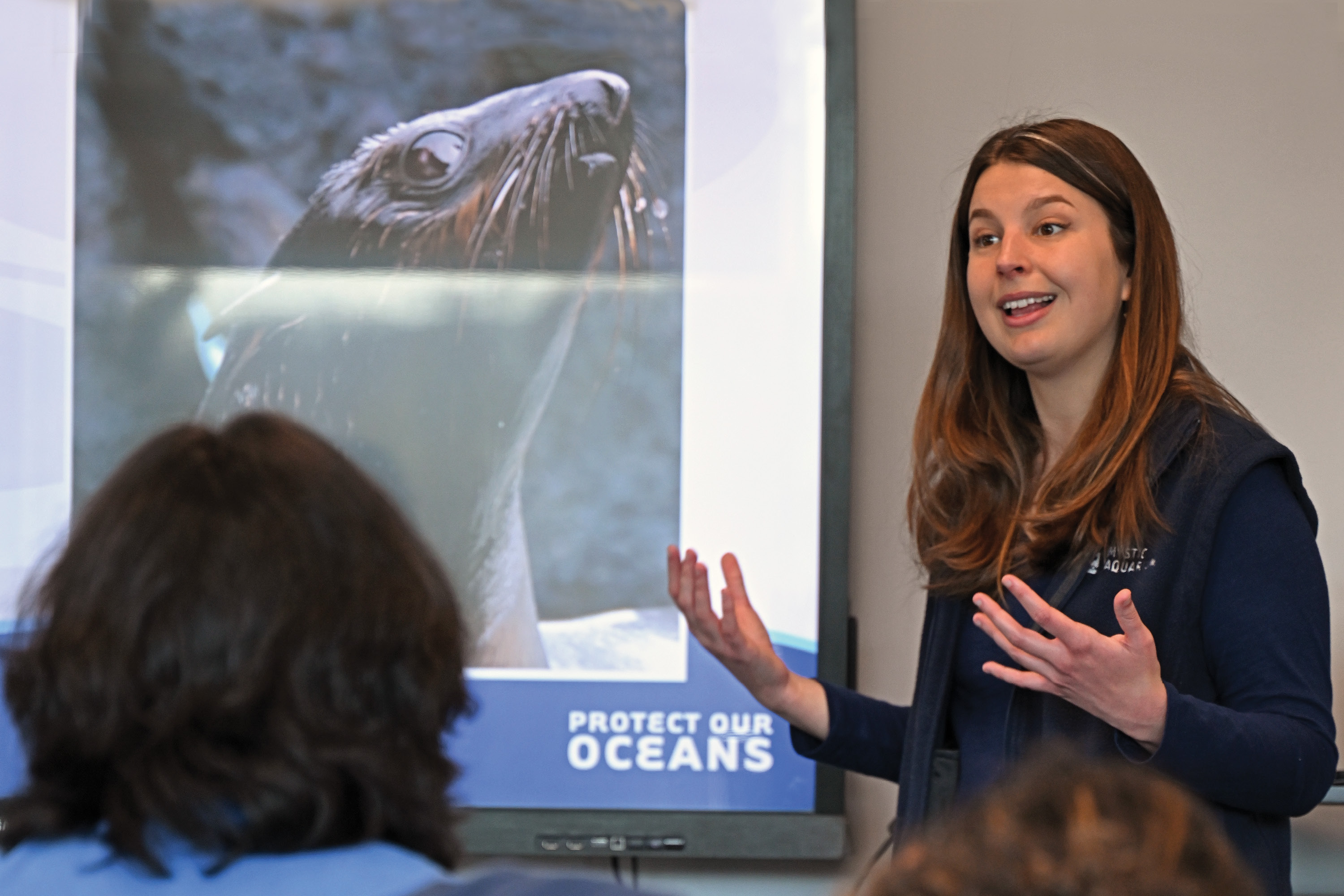 Alyce Powers ’22 teaching students at Mystic Aquarium