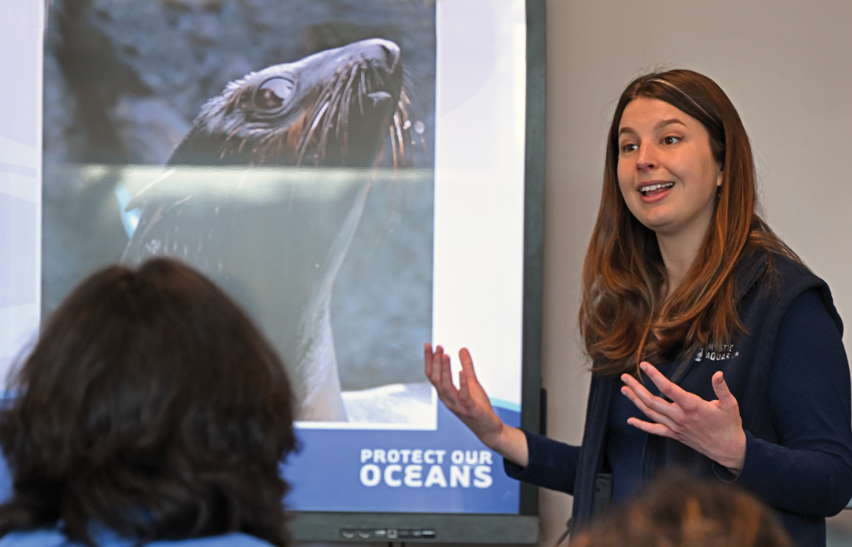 Alyce Powers ’22 teaching students at Mystic Aquarium