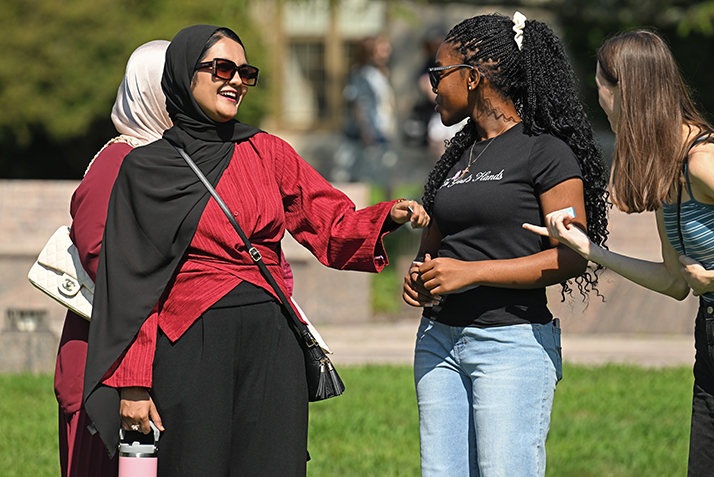 New students get acquainted on Tempel Green