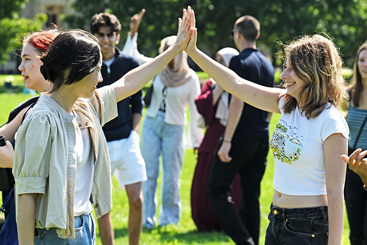 New students get acquainted on Tempel Green