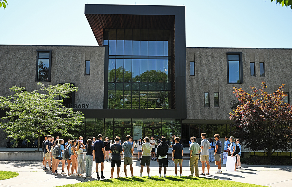New students gather in front of Shain Library