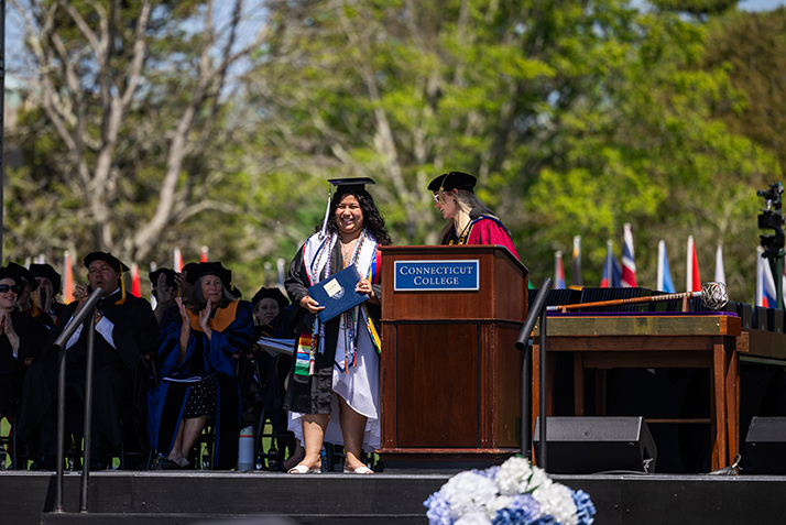 Jenifer Alvarado Rivadeneira ’26 accepts the Claire Gaudiani ’66 Prize